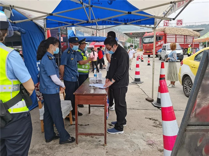 定西市纪委监委派驻市交通运输局纪检监察组对高速路定西出口疫情防控措施落实情况进行监督检查。.jpg