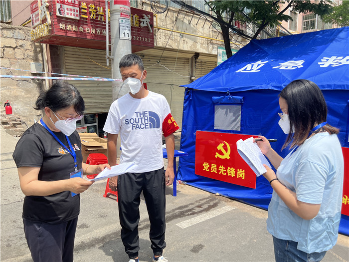 7月14日，兰州市城关区联防联控督导检查组工作人员对靖远路街道九州中路社区长盛小区落实严格管控情况进行督查。.jpg