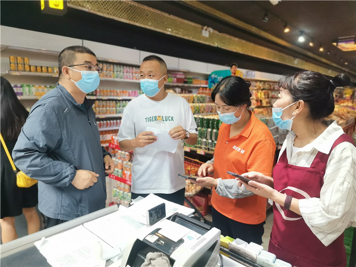 7月18日，陇南市徽县疫情防控督查专责组到城区超市，对进入超市人员扫码登记测温、市场供应等情况开展督查。曹瑶 摄.jpg