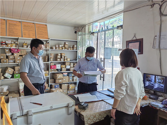 庆阳市华池县白马乡纪委工作人员督查白马快递驿站日常消杀情况。.jpg