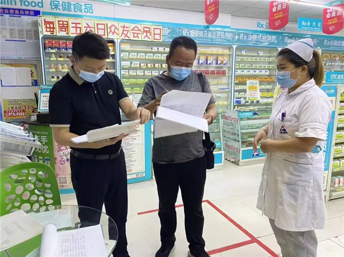 张掖市甘州区纪委监委监督检查组对滨河新区各大药店退热、止咳、抗生素、抗病毒等“四类药品”实名登记情况及场所消杀工作进行监督检查。管举 摄.jpg